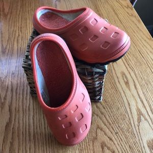 Lands end women with outdoor clogs.